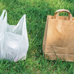 Túi giấy có thật sự “xanh” hơn túi nhựa hay không? Vết Carbon là gì?